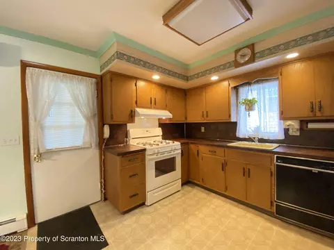 621 E Drinker St, Dunmore, PA 18512 photo 3