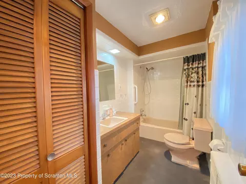 621 E Drinker St, Dunmore, PA 18512 photo 22