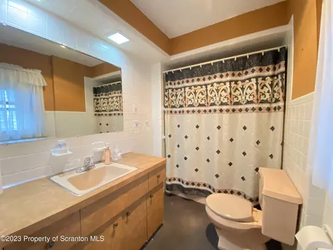 621 E Drinker St, Dunmore, PA 18512 photo 23