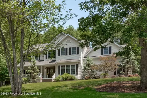 16 Mapleseed Dr, Dallas, PA 18612