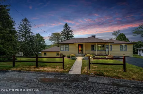 120 Horseshoe Dr, Moscow, PA 18444