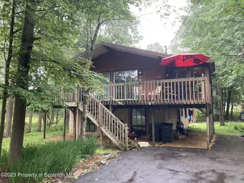407 Clearview Dr, Long Pond, PA 18334