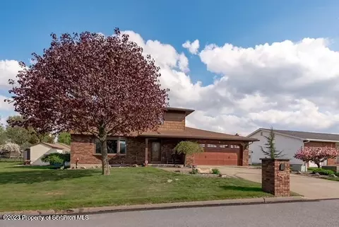 8 Donny Dr, Old Forge, PA 18518