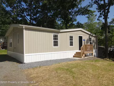 10 Center St, Jefferson Twp, PA 18436