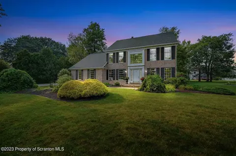 922 Appletree Rd, Moscow, PA 18444