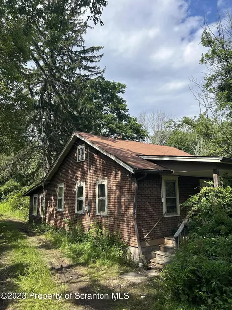 330 Baker Ln, Clarks Summit, PA 18411