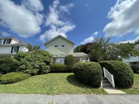 15 Maple St, Jermyn, PA 18433