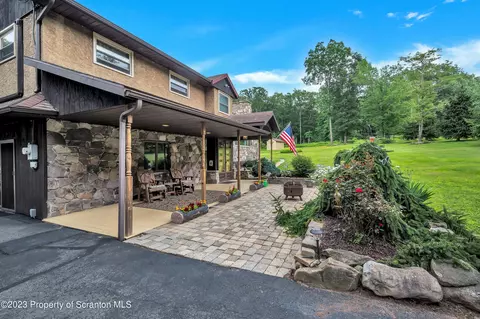 527 Forest Ln, Archbald, PA 18403 photo 3