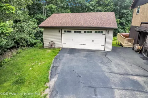 527 Forest Ln, Archbald, PA 18403 photo 4