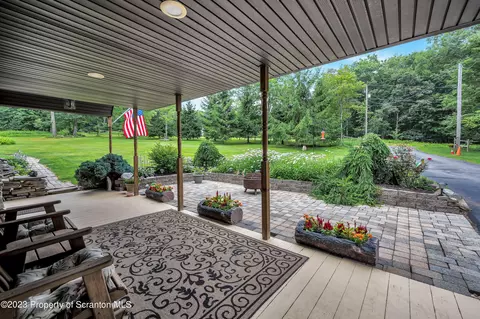 527 Forest Ln, Archbald, PA 18403 photo 2