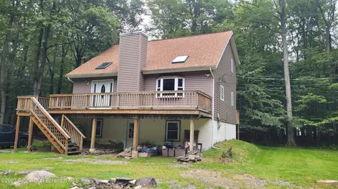 1069 Woodstock Rd, Newfoundland, PA 18445