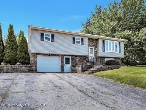 120 Highpoint St, Greenfield Township, PA 18407