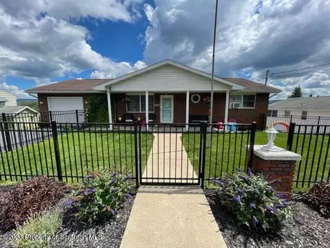 299 Roberts Dr, Dickson City, PA 18519