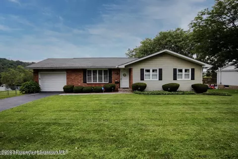 511 Hickory Ln, Clarks Summit, PA 18411