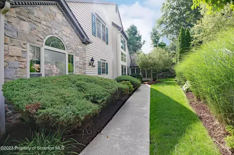 102 Stone Crest Cir, Clarks Summit, PA 18411