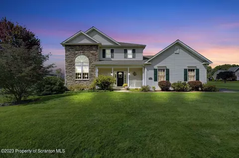 817 Saddle Loop Rd, South Abington, PA 18411