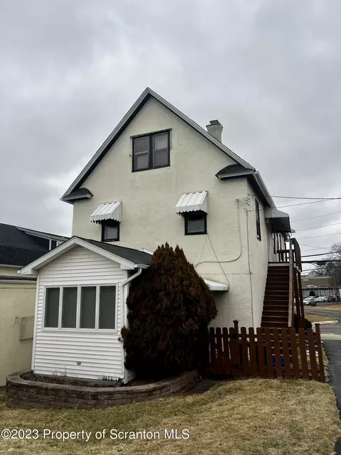 466 E Drinker St, Dunmore, PA 18512 photo 4
