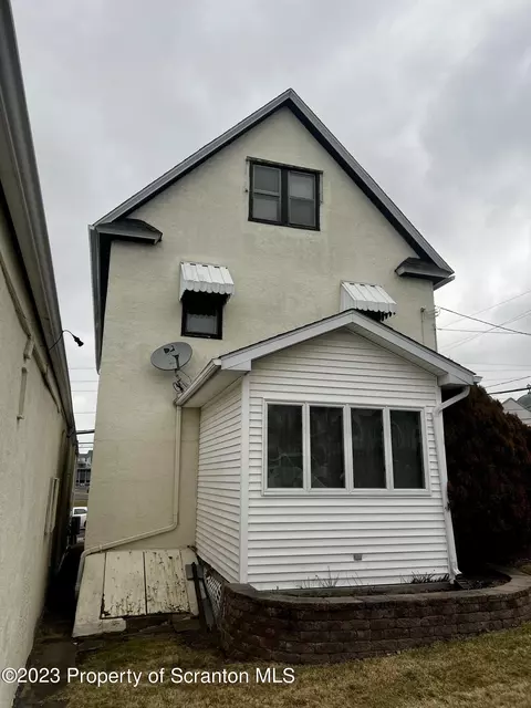 466 E Drinker St, Dunmore, PA 18512 photo 5