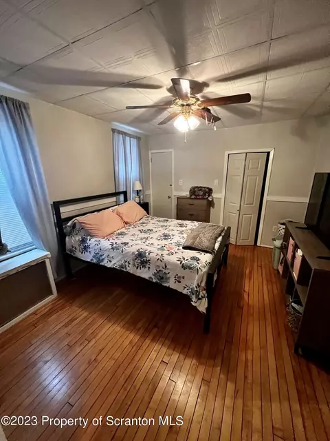 466 E Drinker St, Dunmore, PA 18512 photo 7