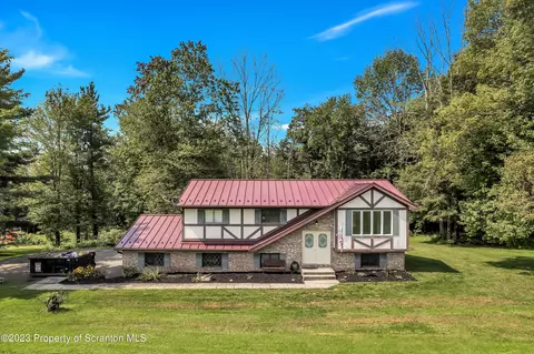 7 Keen Ln, Waymart, PA 18472