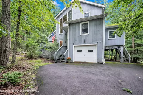 195 Eastwood Dr, Greentown, PA 18426