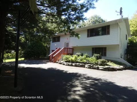 513 Overlook Ter, Stroudsburg, PA 18360