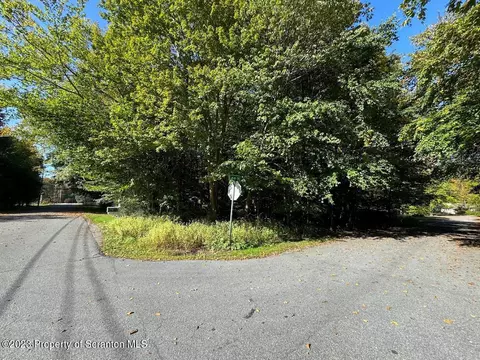 15 Evergreen Ln, Covington Twp, PA 18424
