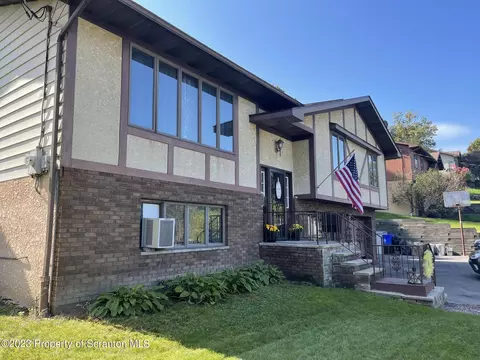 5 Sharon Dr, Moosic, PA 18507 photo 2