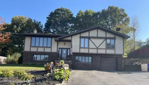 5 Sharon Dr, Moosic, PA 18507