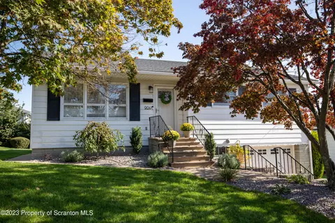 904 Woodmere Ave, Dickson City, PA 18447