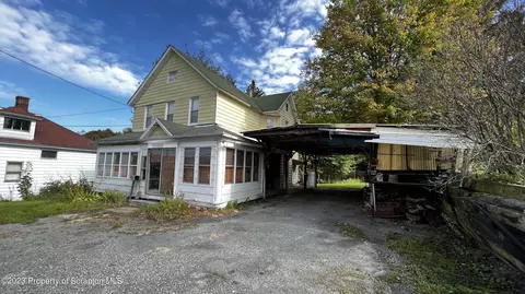 102 Wayne St, Carbondale, PA 18407
