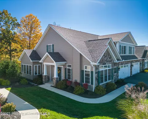 12 Avalon Dr, Clarks Summit, PA 18411