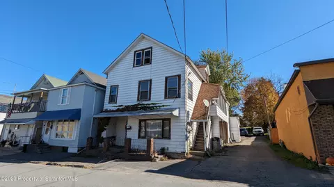 15 Hospital St, Carbondale, PA 18407