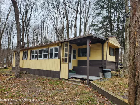 68 Totem Pole Ln, Gouldsboro, PA 18424