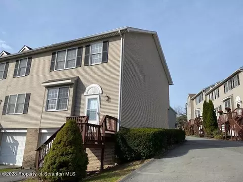 8 Briarwood Way, Clarks Summit, PA 18411