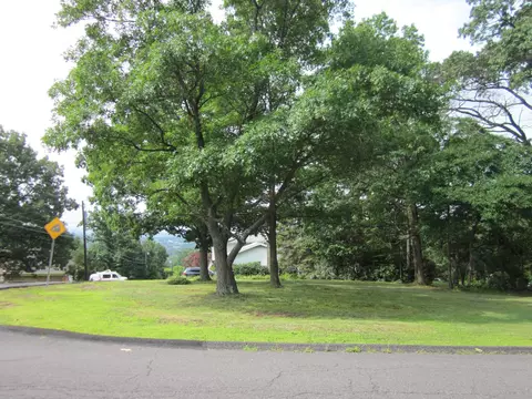 38 Carol Rd Ln, Peckville, PA 18452