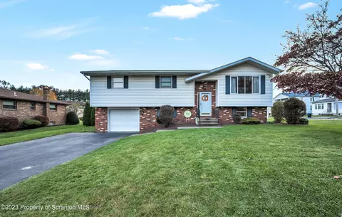 18 Marion Cir, Throop, PA 18512