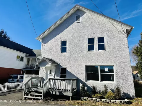 17 Villa St, Carbondale, PA 18407