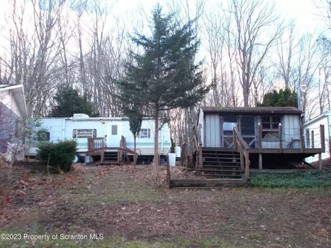 34 Lake Shore Dr, Waymart, PA 18472