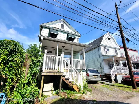 31 Essex Ln, Wilkes-barre, PA 18702