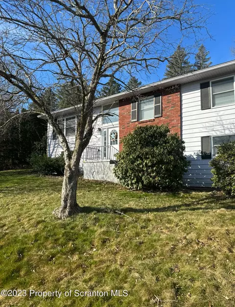 302 Tulip Cir, Clarks Summit, PA 18411