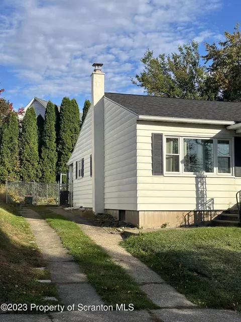 118 Taroli St, Old Forge, PA 18518 photo 4