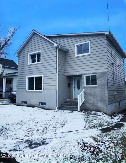 17 Washington St, Moosic, PA 18507