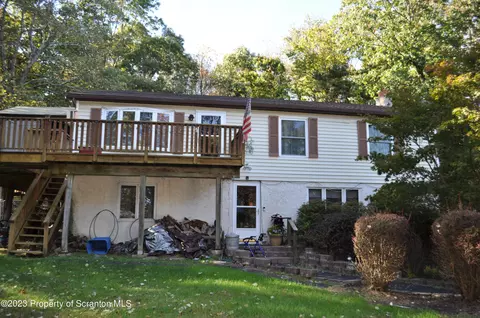 1112 W Delaware Ct, Bushkill, PA 18324
