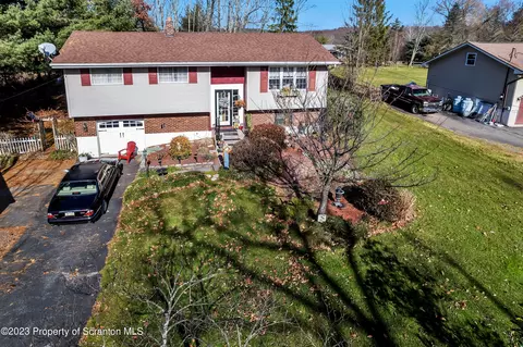 1091 Griffin Rd, Roaring Brook Twp, PA 18444