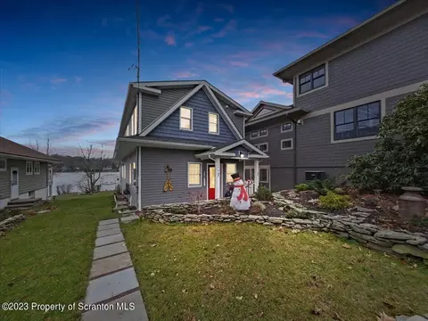 136 Sunset Ave, Greenfield Township, PA 18407