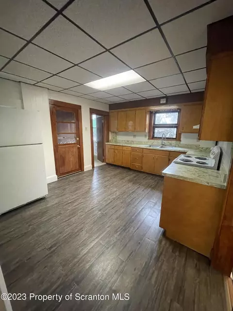 127 E Pine St, Dunmore, PA 18512 photo 4