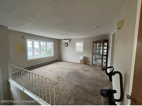 110 Spring St, Moosic, PA 18507 photo 4