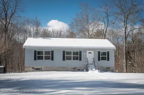 26 Nadine Ln, Gouldsboro, PA 18424