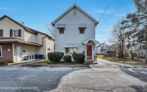 706 Wilson Ct, Dickson City, PA 18519